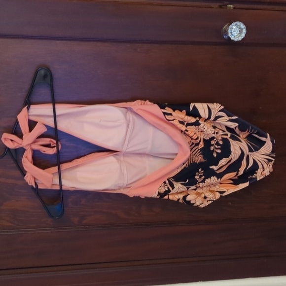 New with Tags Cupshe Peachy Pink & Floral One Piece Halter Swimsuit Size Large - Picture 4 of 9